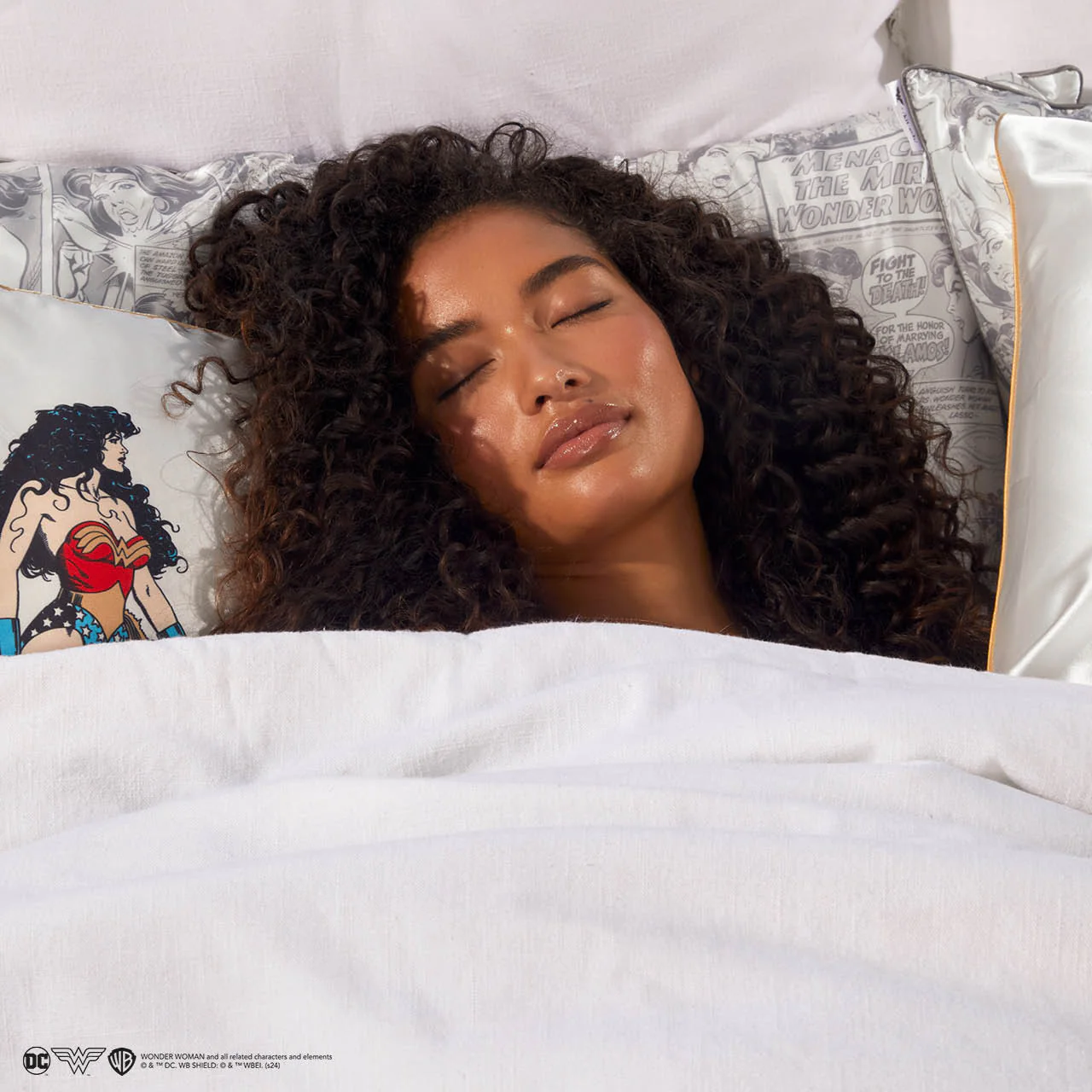 Kitsch x Wonder Woman Satin Pillowcase in Comic Print - King - Image 2